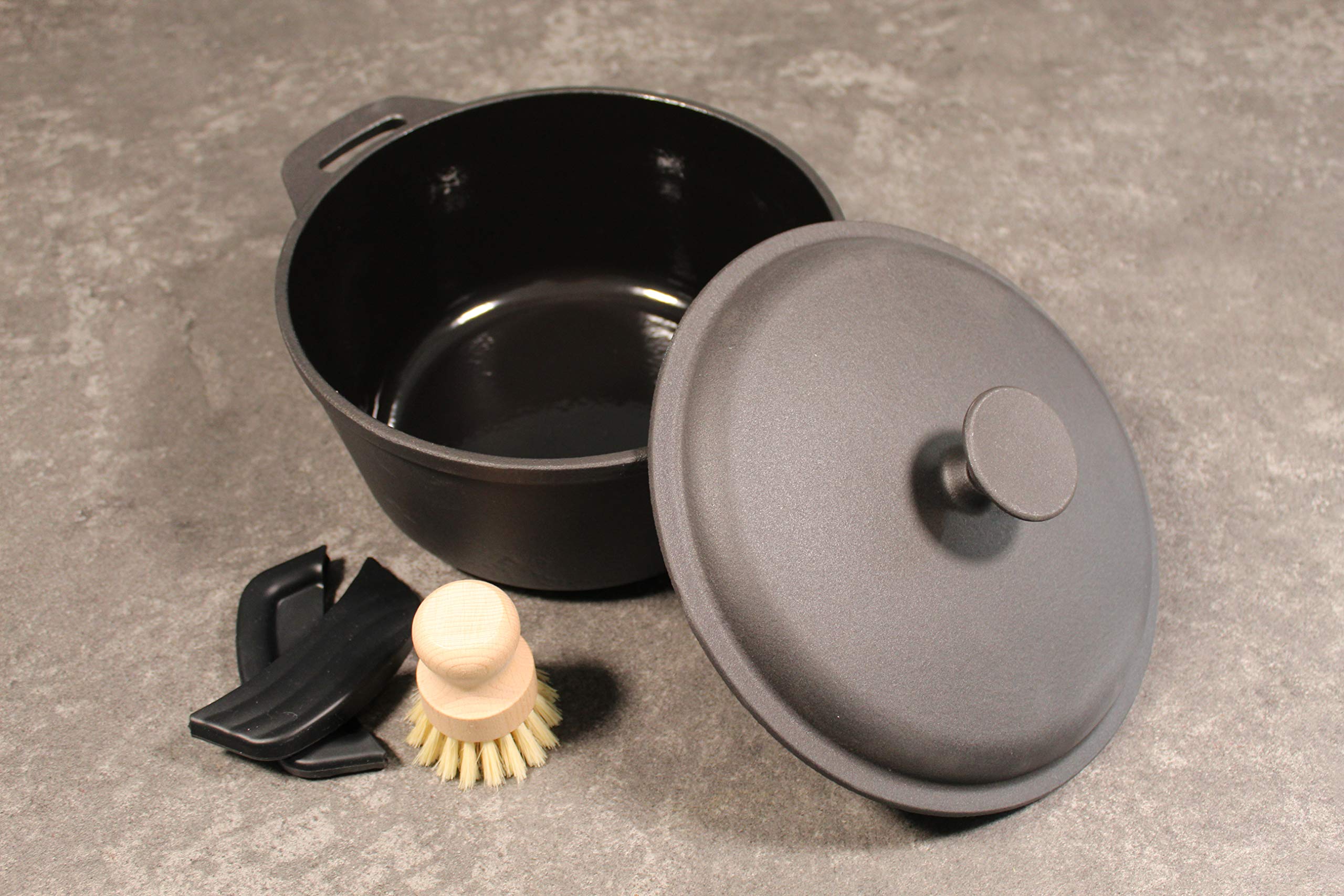Cast Iron Enamelled Casserole 4.6l/26cm with Silicone Handle Covers and eco cleaning Brush; Suitable for all hob types